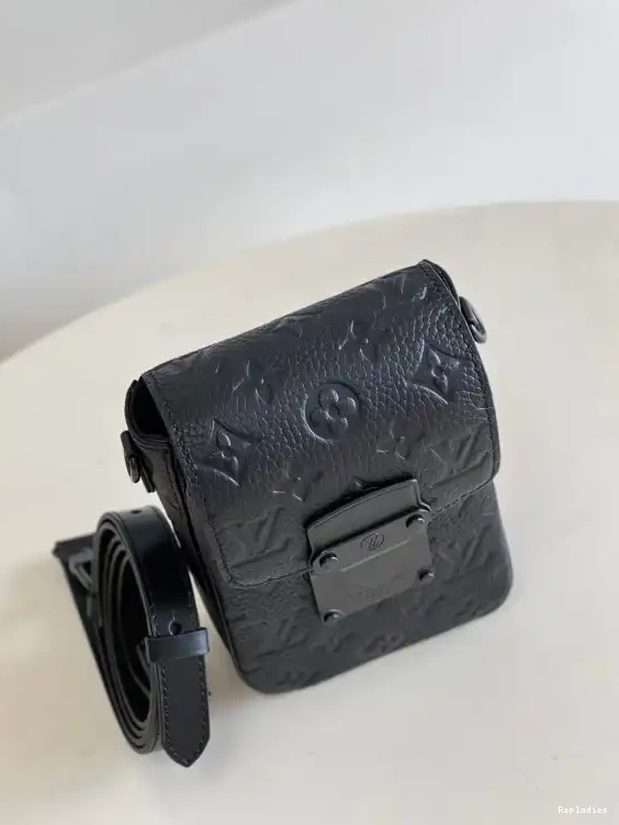 Rep WEARABLE WALLET LOUIS VUITTON S-LOCK VERTICAL 0210