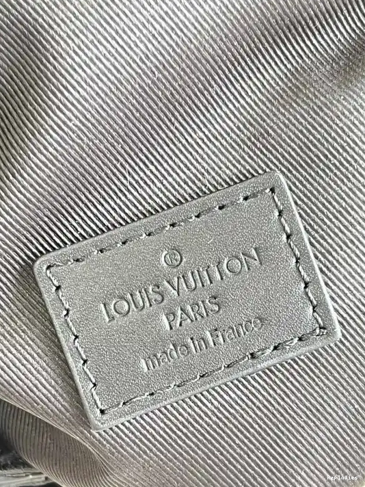 Rep WEARABLE WALLET LOUIS VUITTON S-LOCK VERTICAL 0210