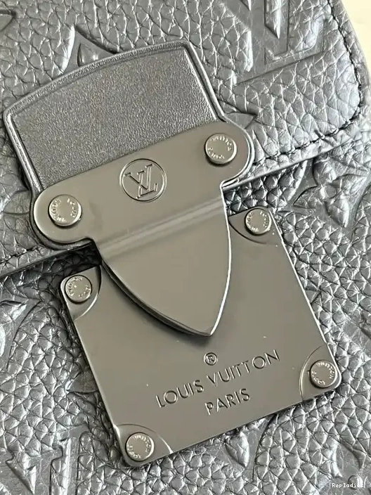 Rep WEARABLE WALLET LOUIS VUITTON S-LOCK VERTICAL 0210