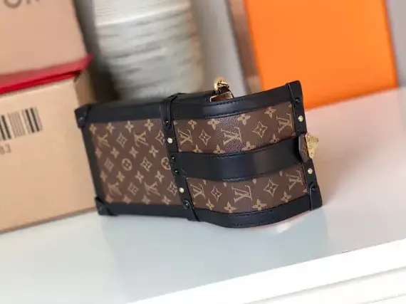 Rep VUITTON VERTICAL LOUIS TRUNK POCHETTE 0207