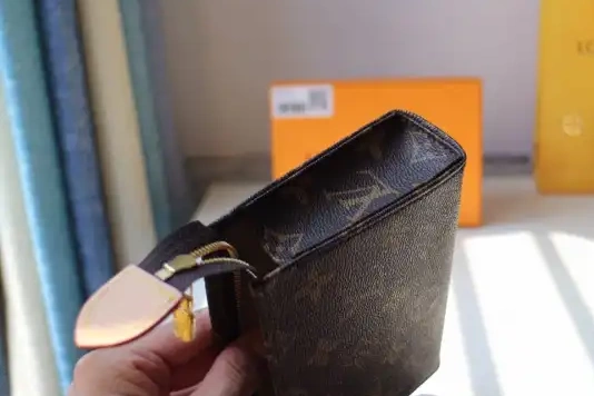 Rep 15 POUCH VUITTON TOILETRY LOUIS 0217