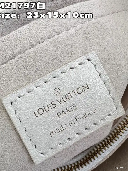 Rep LOUIS VUITTON ME HOLD 0214